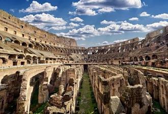 Koloseum (aka Amfiteatr Flawiuszów) w Rzymie